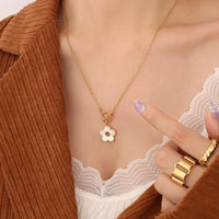 White Sea Shellfish Flower Ot Buckle Necklace