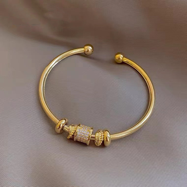 Small waist bracelet with adjustable opening design
