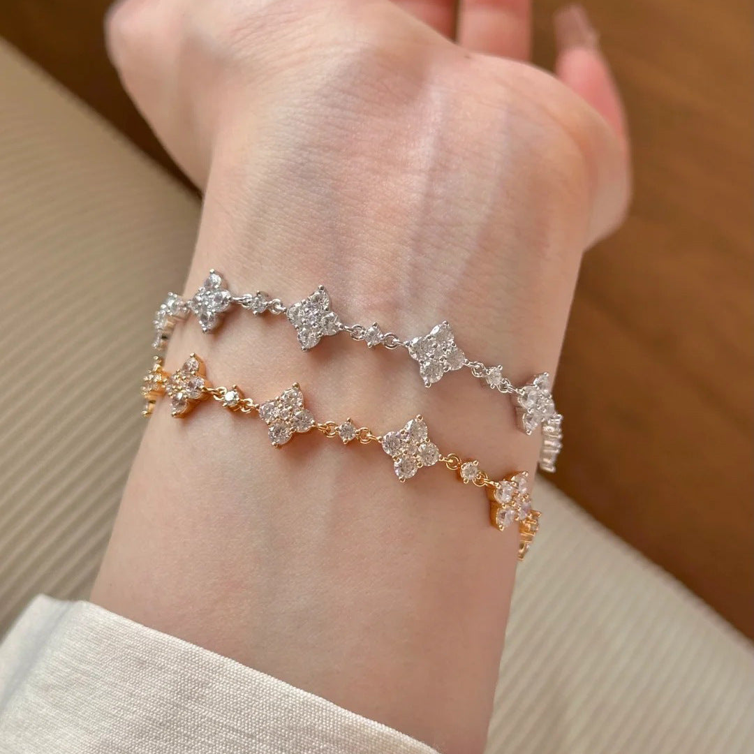 Clover Pulling High Carbon Diamond Bracelet